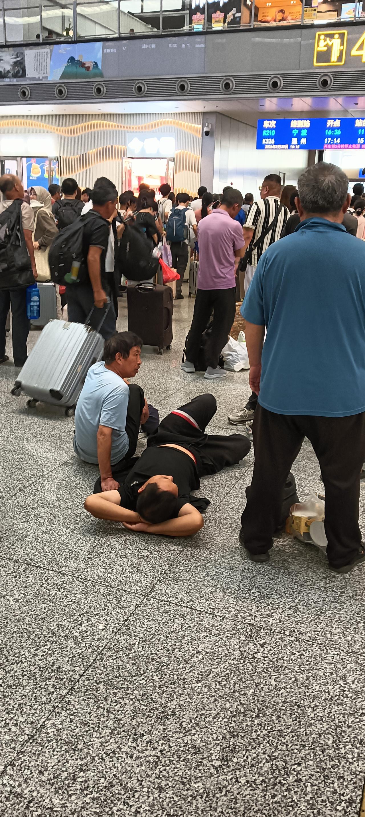 《中国同胞综合素质还需提高！》

下午去广州白云火车站，发现一大群人在地板上打牌