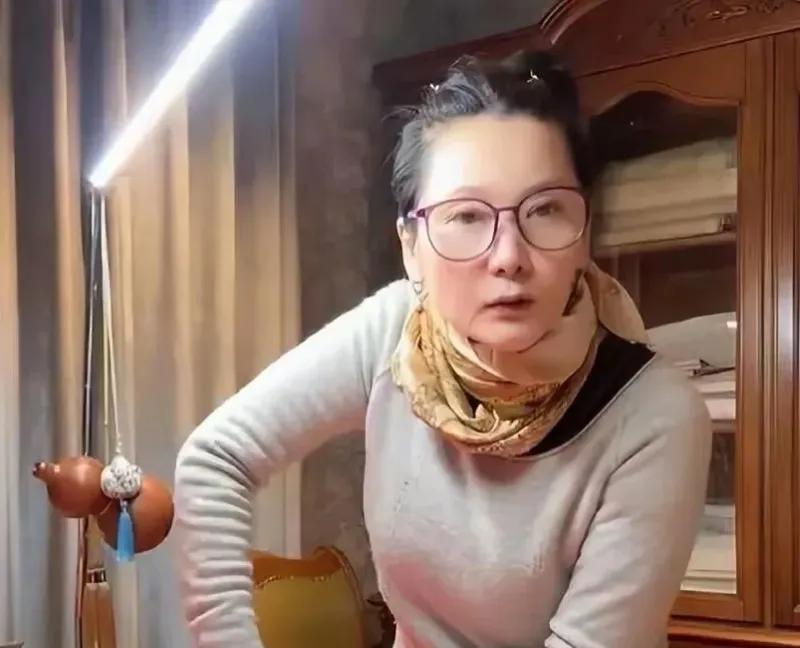 何赛飞，卸装之后有点老态，一上舞台那身手像个年轻人。她今年62岁了，她是影视剧演