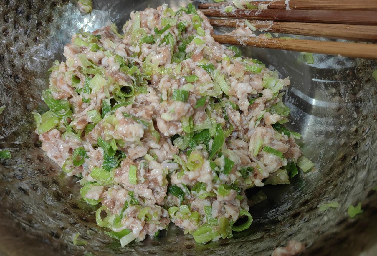 今天晚上，我打的馅，胡葱肉馅，太座裹的小馄饨。
小区门口开了十多年的拉面馆关张了