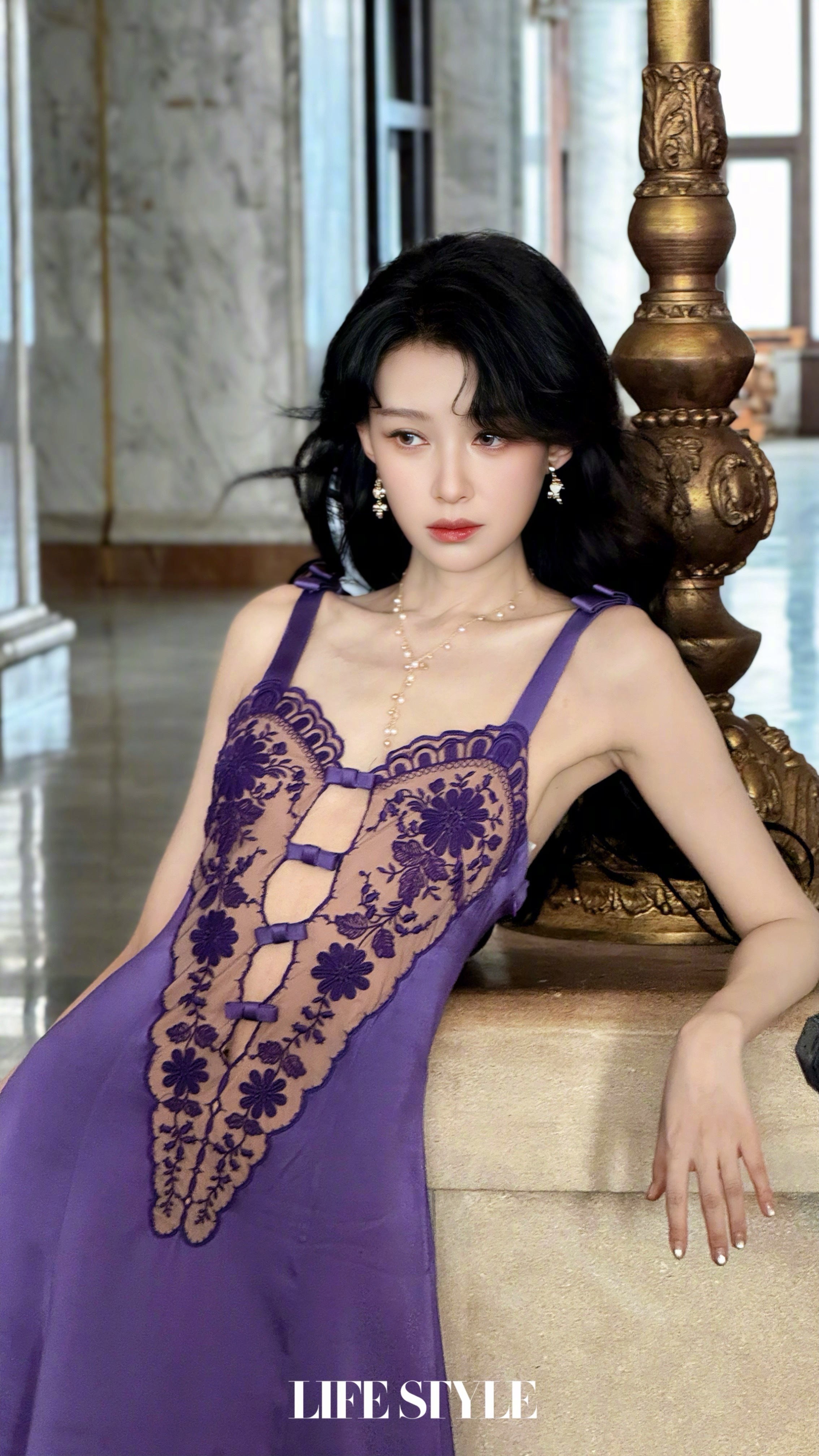 孙怡被说妆前一个人妆后一个人孙怡最新物料，《精品购物指南Lifestyle》9月