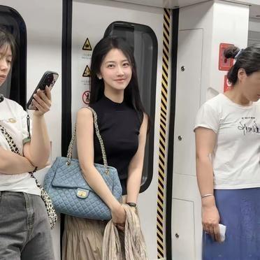 她的笑容很甜美甜笑容治愈心情 女生笑容