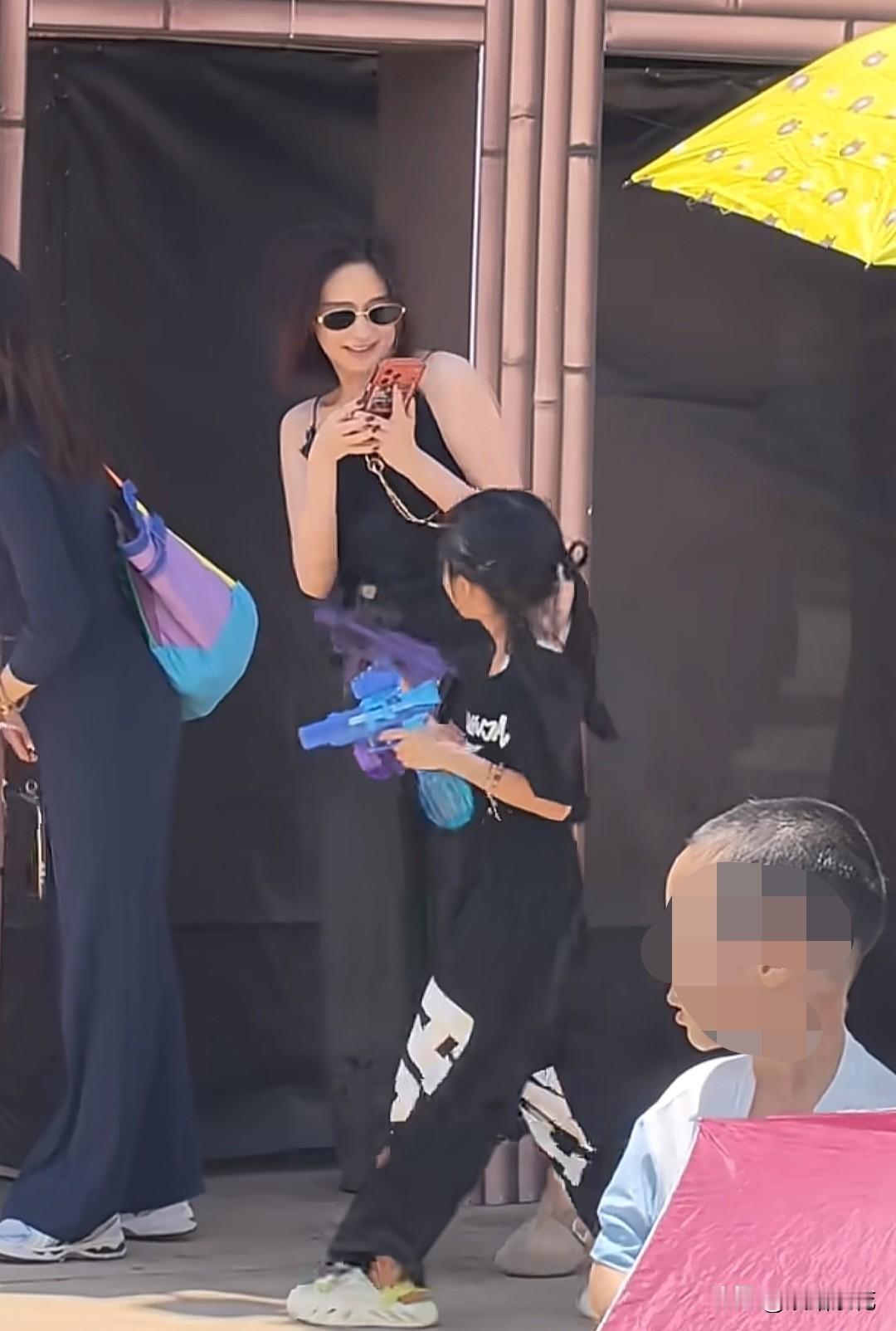有网友在七彩云南古滇度假区偶遇颖儿，她陪着女儿玩水！不得不说明星真的自带光环，整
