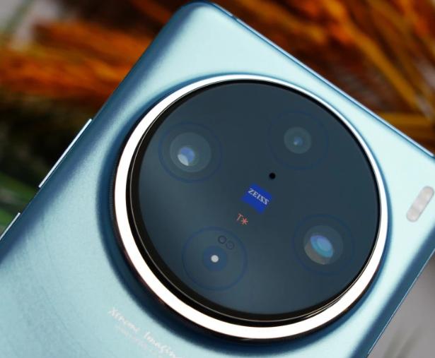 vivoX100Pro这块屏幕拥有3000nit峰值亮度，户外强光照射下没有任何