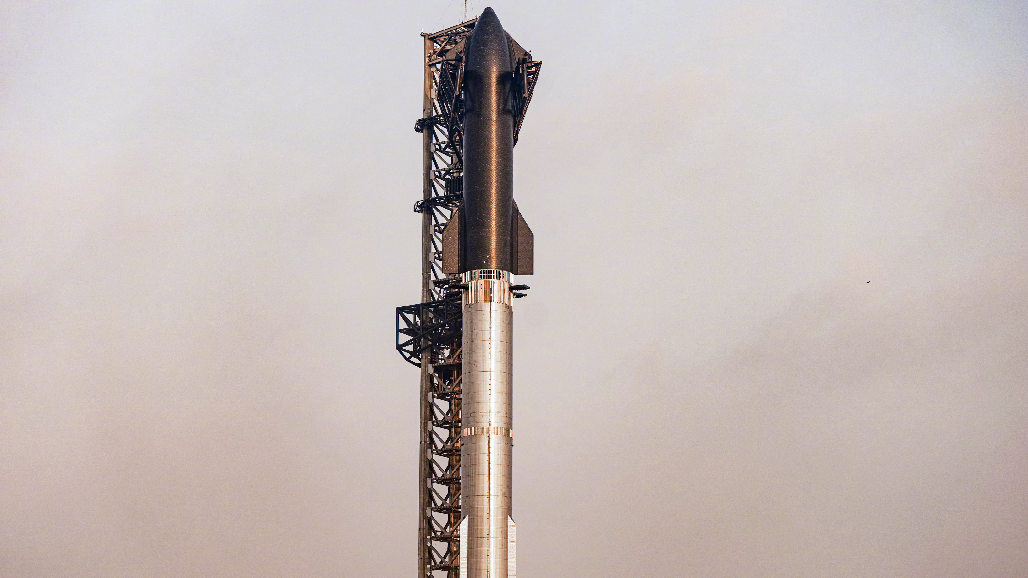 这次飞行测试中，SpaceX特意放了一块薄隔热板，并从星舰上移除了两块隔热板，以