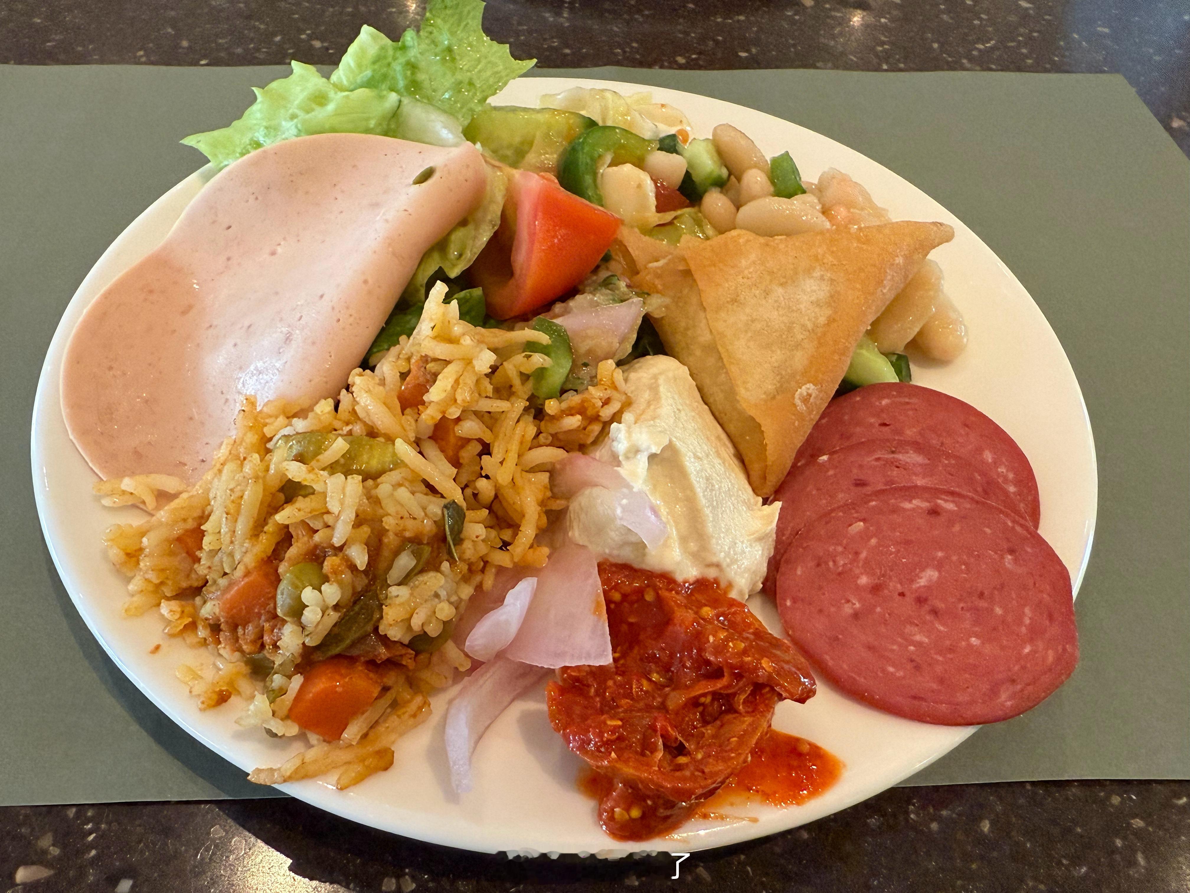 迪拜转机好玩也好吃之今日感悟：胡慕斯（Hummus）在中东人家里的日常地位，大概