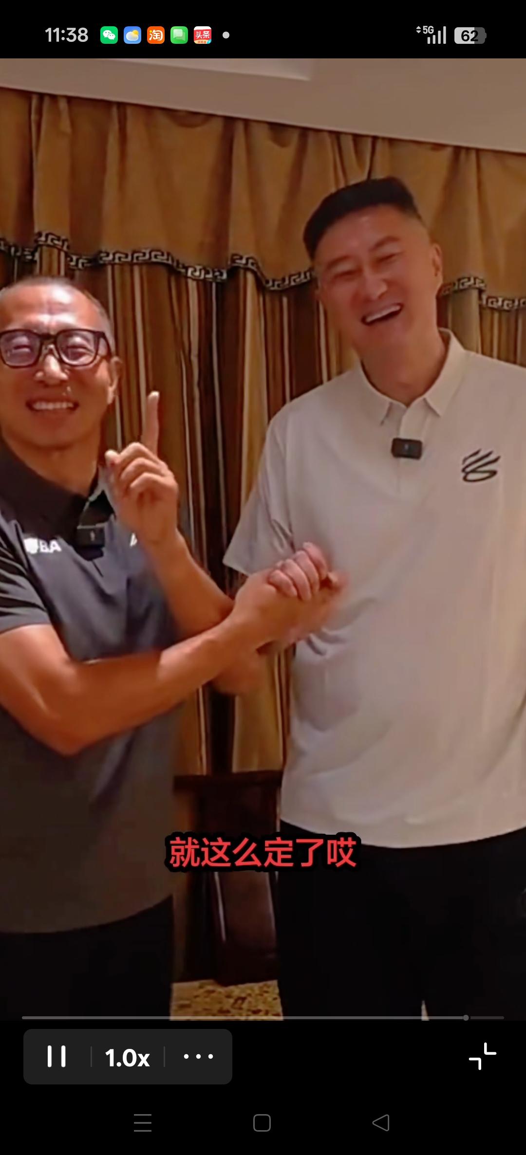 能够看得出，卸下广东队主帅教鞭的杜峰指导，人都变得和蔼近人，人也轻松了不少。[比