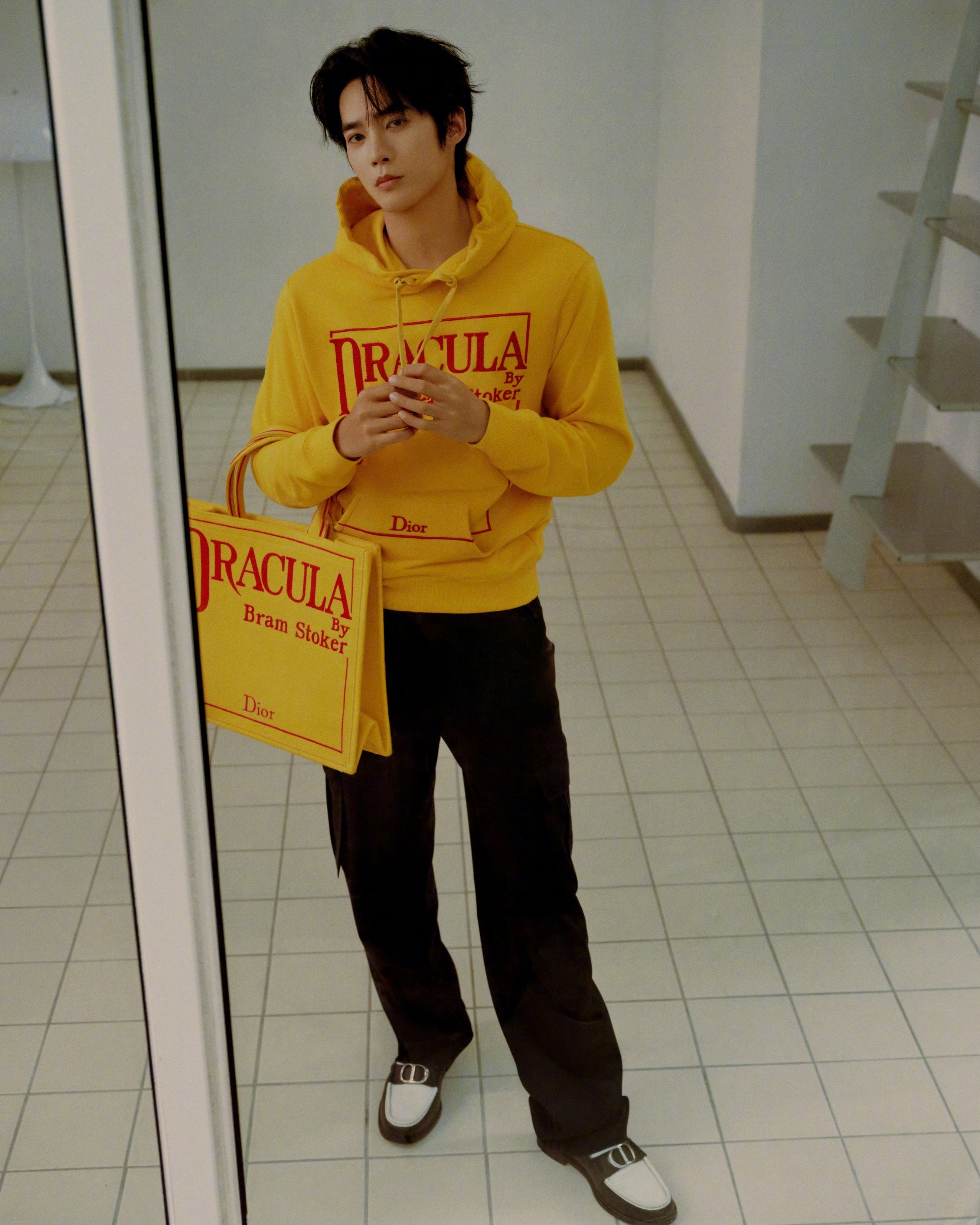 于适新年大片营业，造型来自Dior 