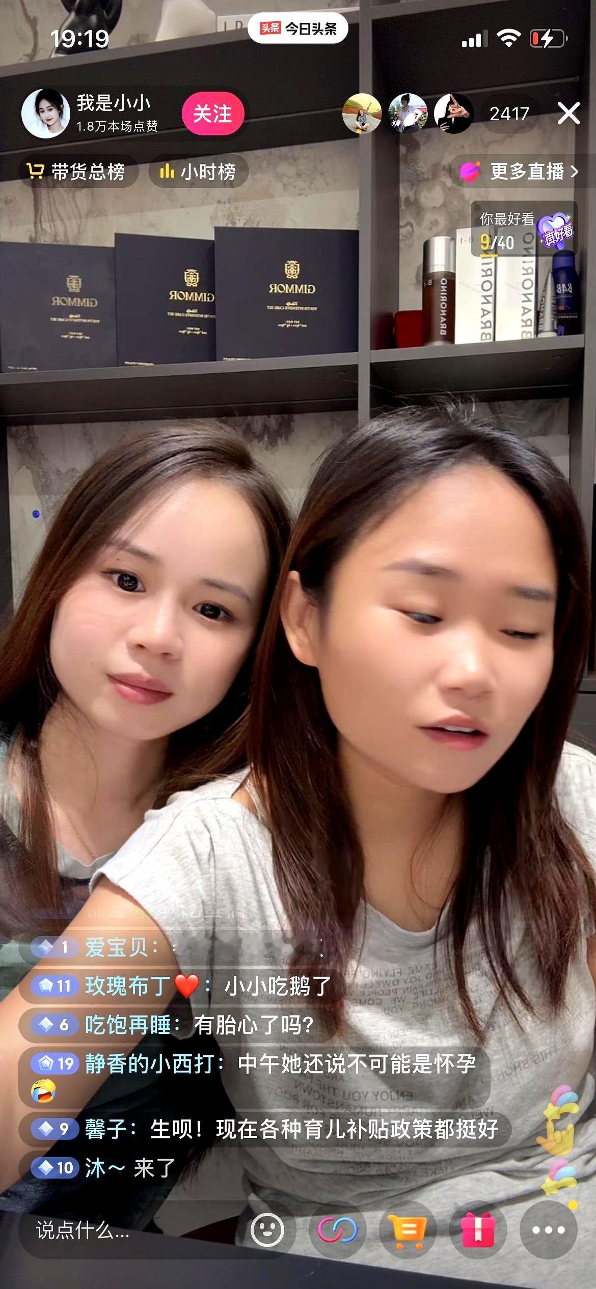 小二娃摆了六七年的水果摊，说歇就歇了。
供应商小小没散伙，反倒揣着老货源，带着