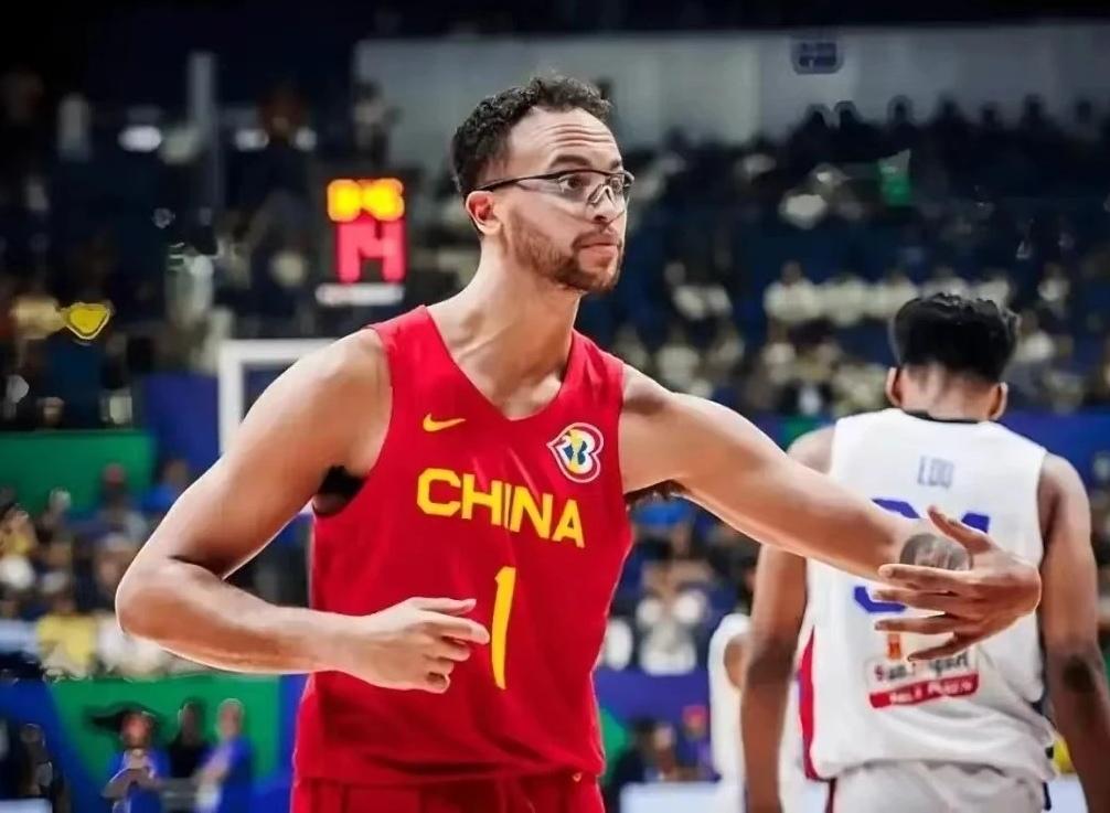 归化投入引热议！杨毅爆料李凯尔花费超三千万
 
知名篮球媒体人杨毅对外透露，当年