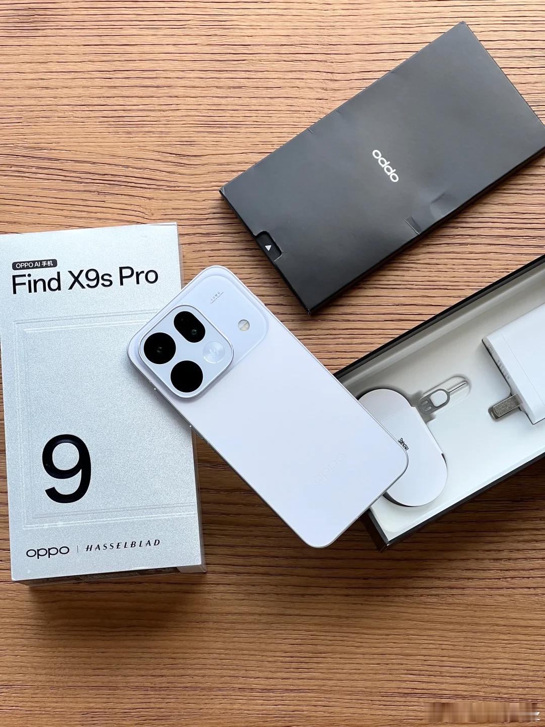 请漂亮小姐姐帮拍的，OPPO Find X9s Pro 自在白颜值杀我！🤍这纯