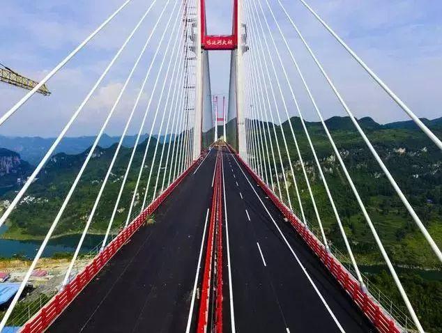 文山洲特大桥正式开建，这可是双福高速的控制性工程。在闽侯县南通镇施工现场，打桩设