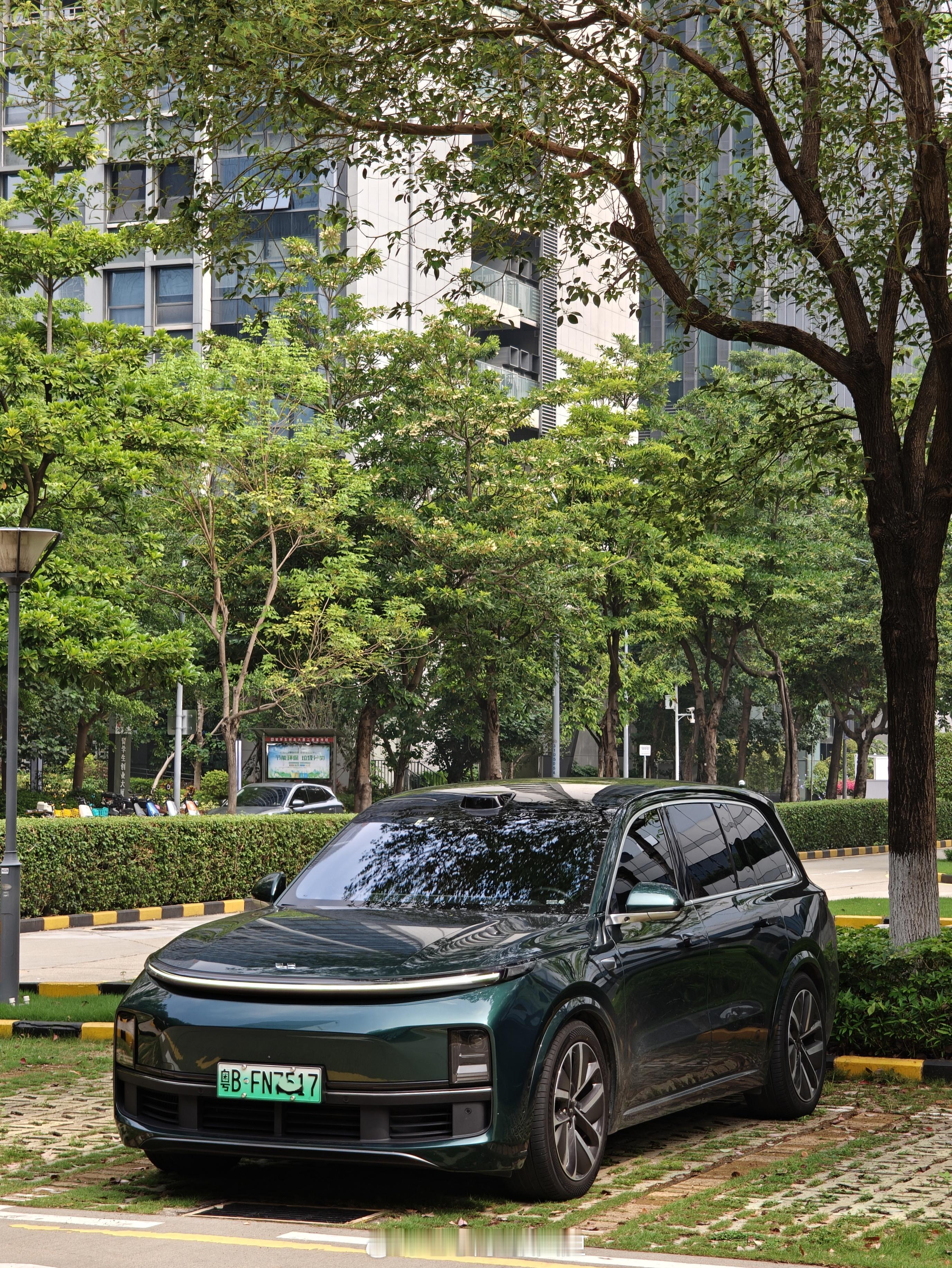 周末把老9开去售后更换了一个配件，感觉又能再战了！新一代的理想L9 ，这周也该更