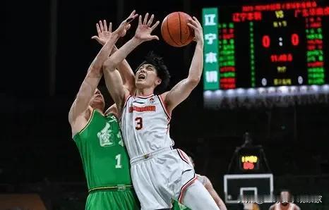 广东95-116辽宁，全场比赛结束这三名球员的表现让人失望至极。
1，沃特斯，已