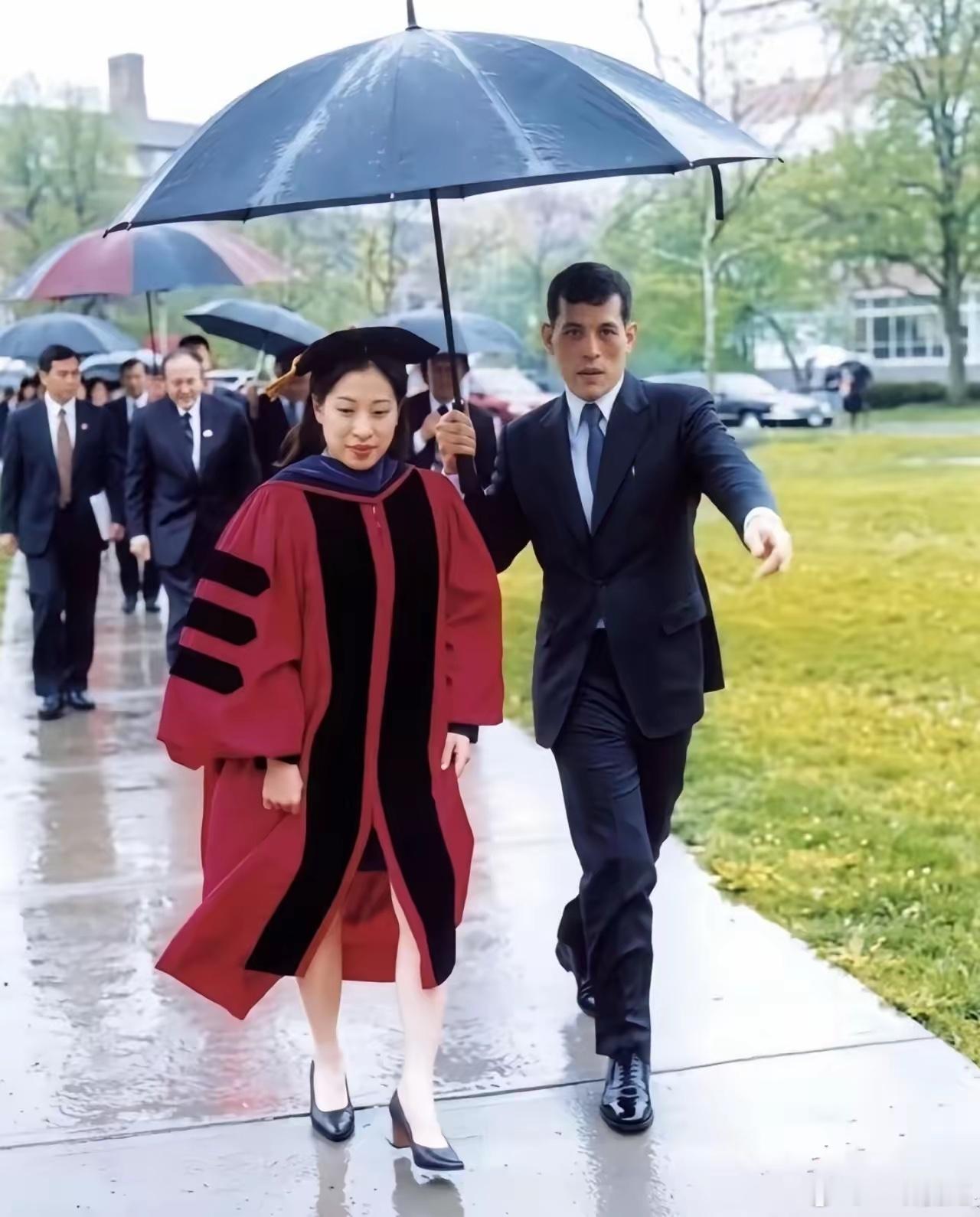 这是2005年泰王护送帕公主毕业返回的场景。那天是帕公主获得美国康奈尔大学法学院