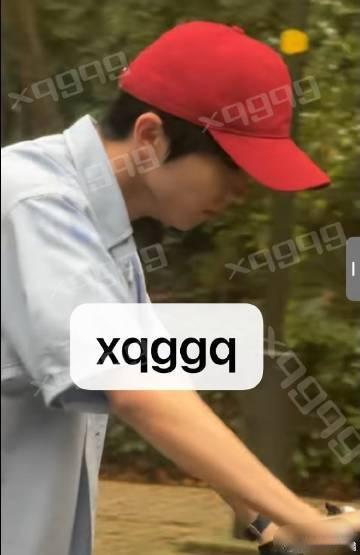 马嘉祺拍戏路透马嘉祺蓝衬衫红色棒球帽路透  马嘉祺我们生活在南京马嘉祺蓝衬衫红色