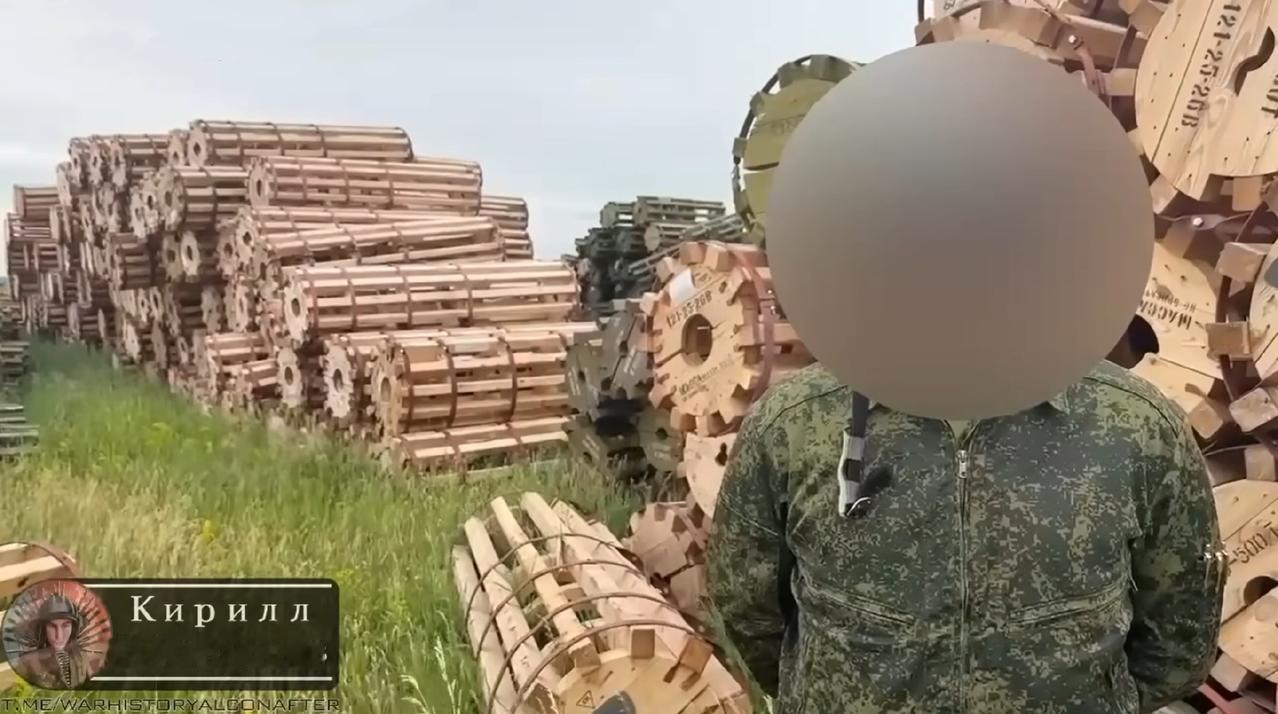 俄罗斯空天军展示了其某空军基地中堆积如山的航空炸弹包装箱，其中柱形包装箱用于航空