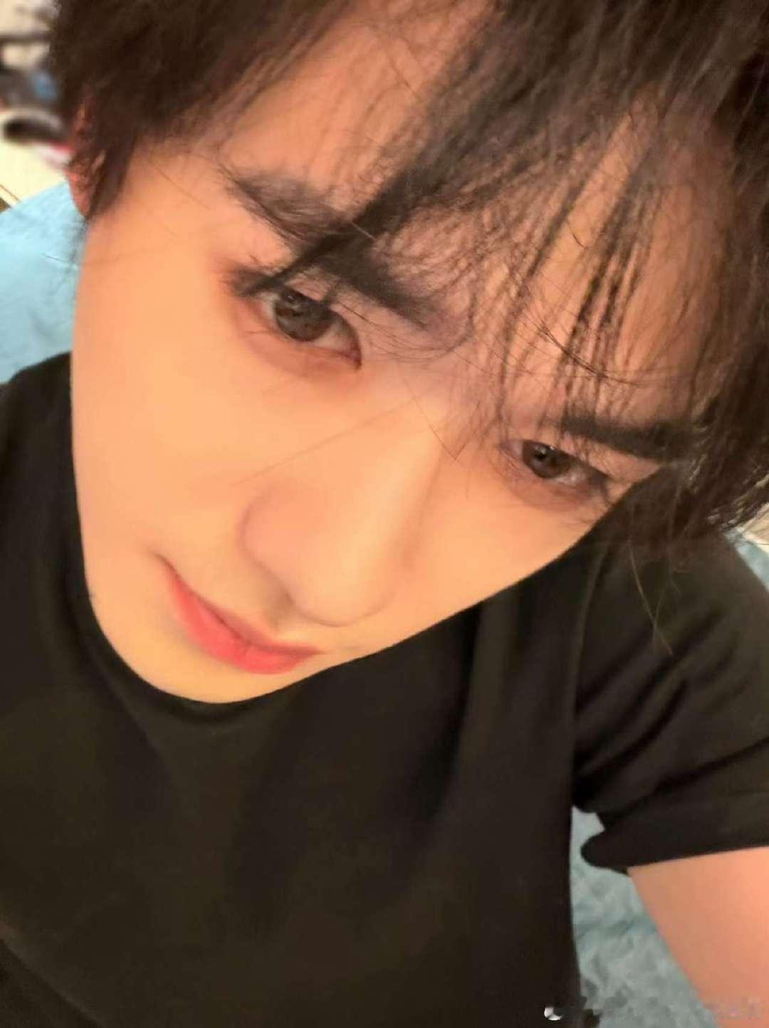 宋亚轩黑t捂脸自拍 宋亚轩日常的日常 宋亚轩黑t捂脸自拍来啦 