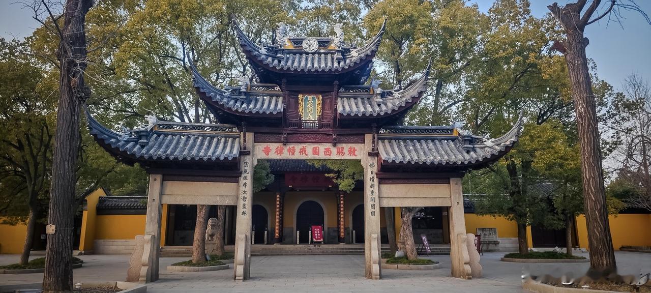 苏州西园寺是禅意天花板！素面和猫都治愈
 
📍地址：苏州市姑苏区留园路西园弄1