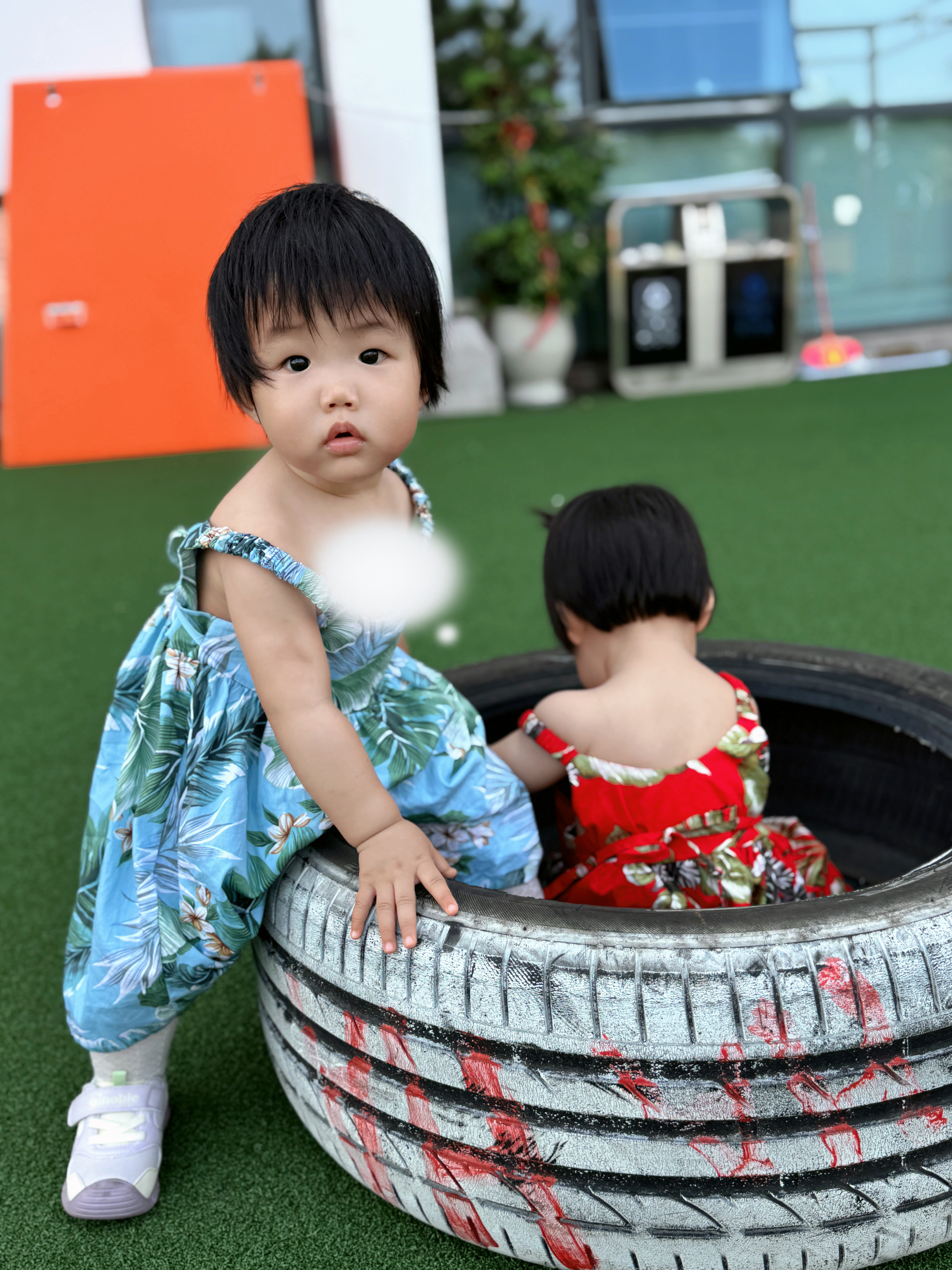 绾绾们也是穿上了我从夏威夷买的小裙子她们今天去小小游乐场啦小碗现在也可以走很多路