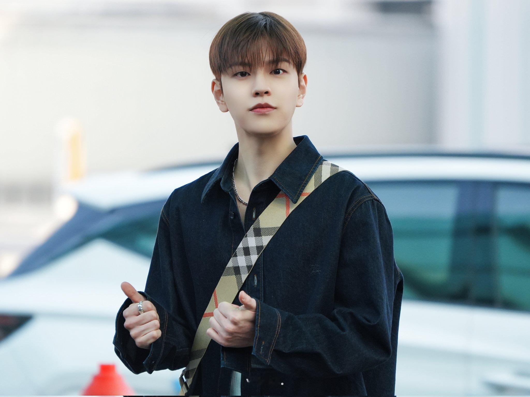 Stray Kids金昇玟机场图，前往英国参加伦敦时装周 