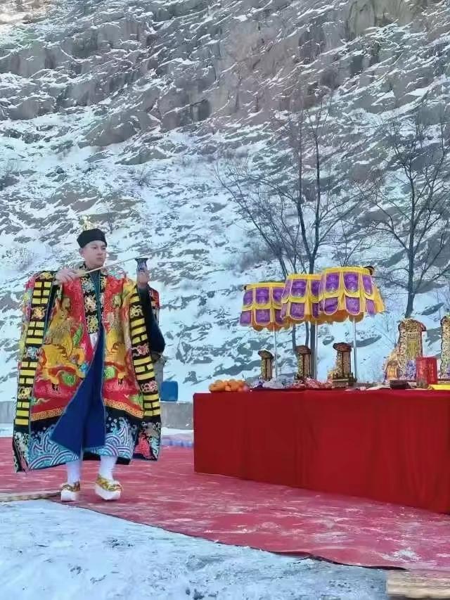 传家愧我无珠宝，
剑匣诗囊珍重存。
但愿人间留侠气，
不教狐鼠敢相侵。

抛掷南