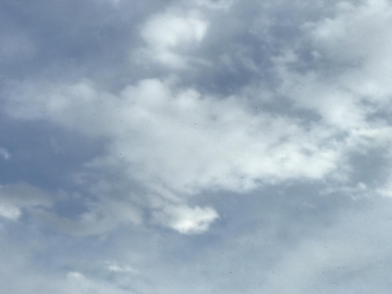 下联：何妨醉墨洒长空，对上联对，不吝云笺对远霞；