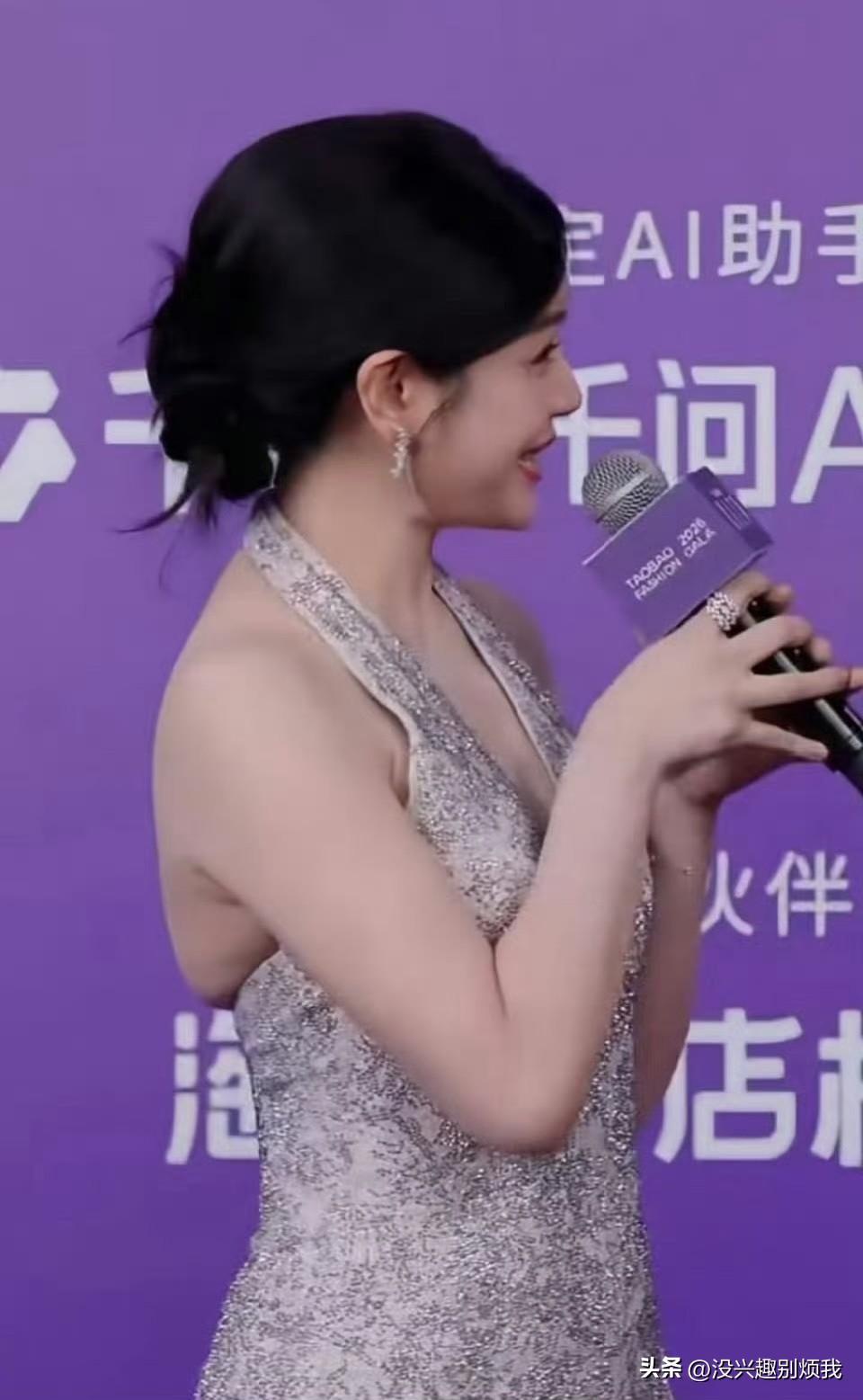 陈妍希胖了好多，肉都挤出来了