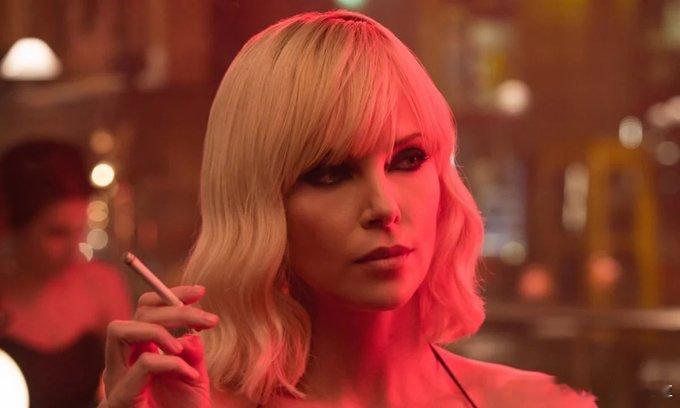 亿万同人字幕组  查理兹·塞隆在《奥德赛》中饰演卡吕普索。 