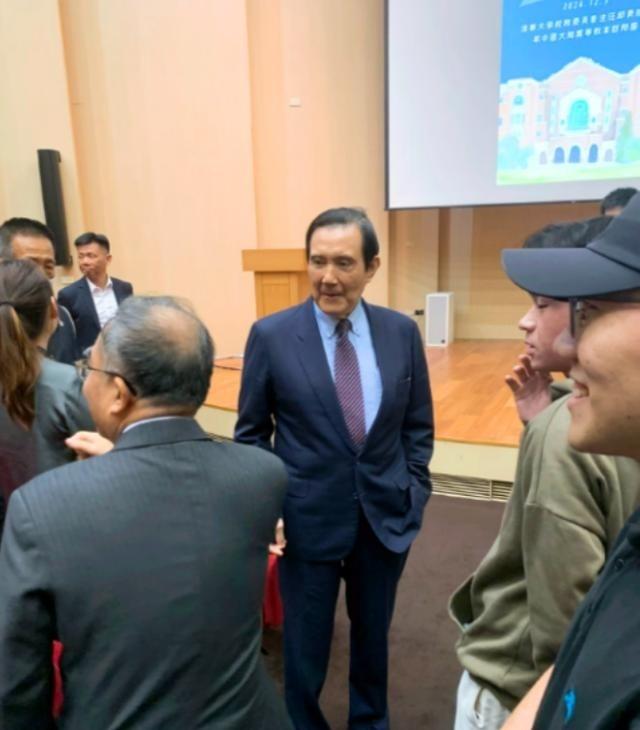 台湾地区，长期阻碍中国统一就是马英九。这个人非常之狡猾！在他担任地区领导人期间，