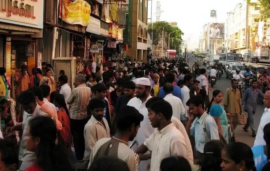 印度为啥“记恨”中国？说白了就是眼红。1981年两国GDP差不多，印度1930亿