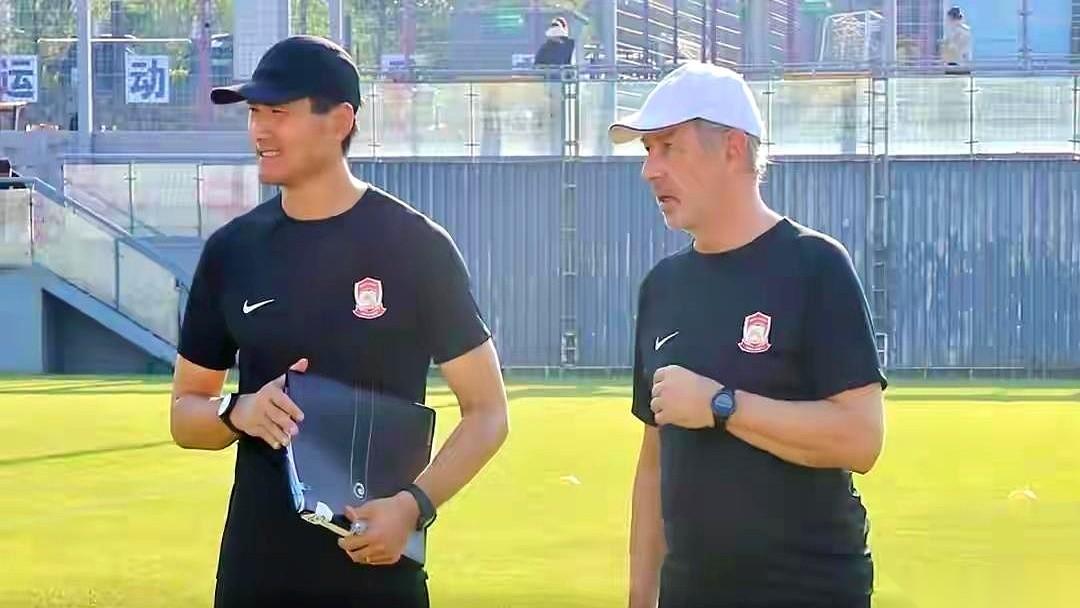 德国人评价他：对混乱免疫。
我当时就乐了，哥们儿，这不就是为咱国足量身定做的教练