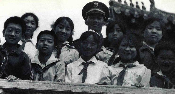 第2地面炮兵学校学员黄喜良，1981年入伍，1984年加入中国共产党。他以雷锋为