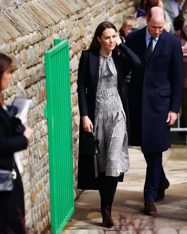 新照片，昨天的威廉和凯特。凯特这一身衣服真的是让人一言难尽[捂脸]单看好像每一件