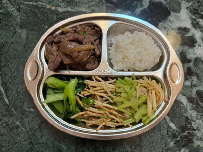 孙俪美丽的基础建立在合理饮食上，她现在每天吃的饱饱的还不胖，不会过度控制食量影响