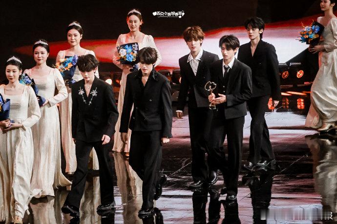 TOP专辑曲目表没有大战比伯我的 TOP 歌单，必须有大战比伯才算完整top专辑