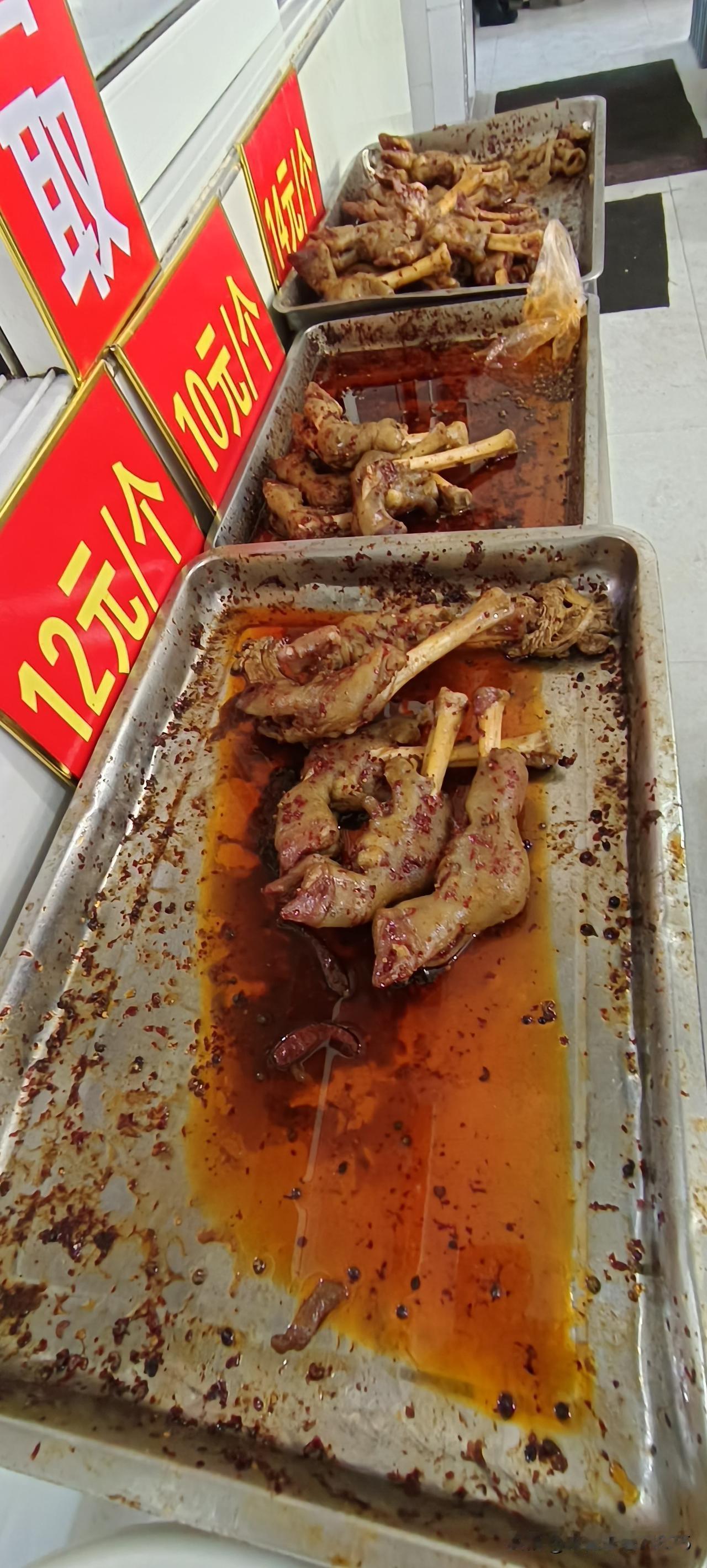 看这个羊蹄儿，你们看着可有食欲？
一家羊汤馆，不仅羊汤有名，他卖的羊蹄儿也特别好