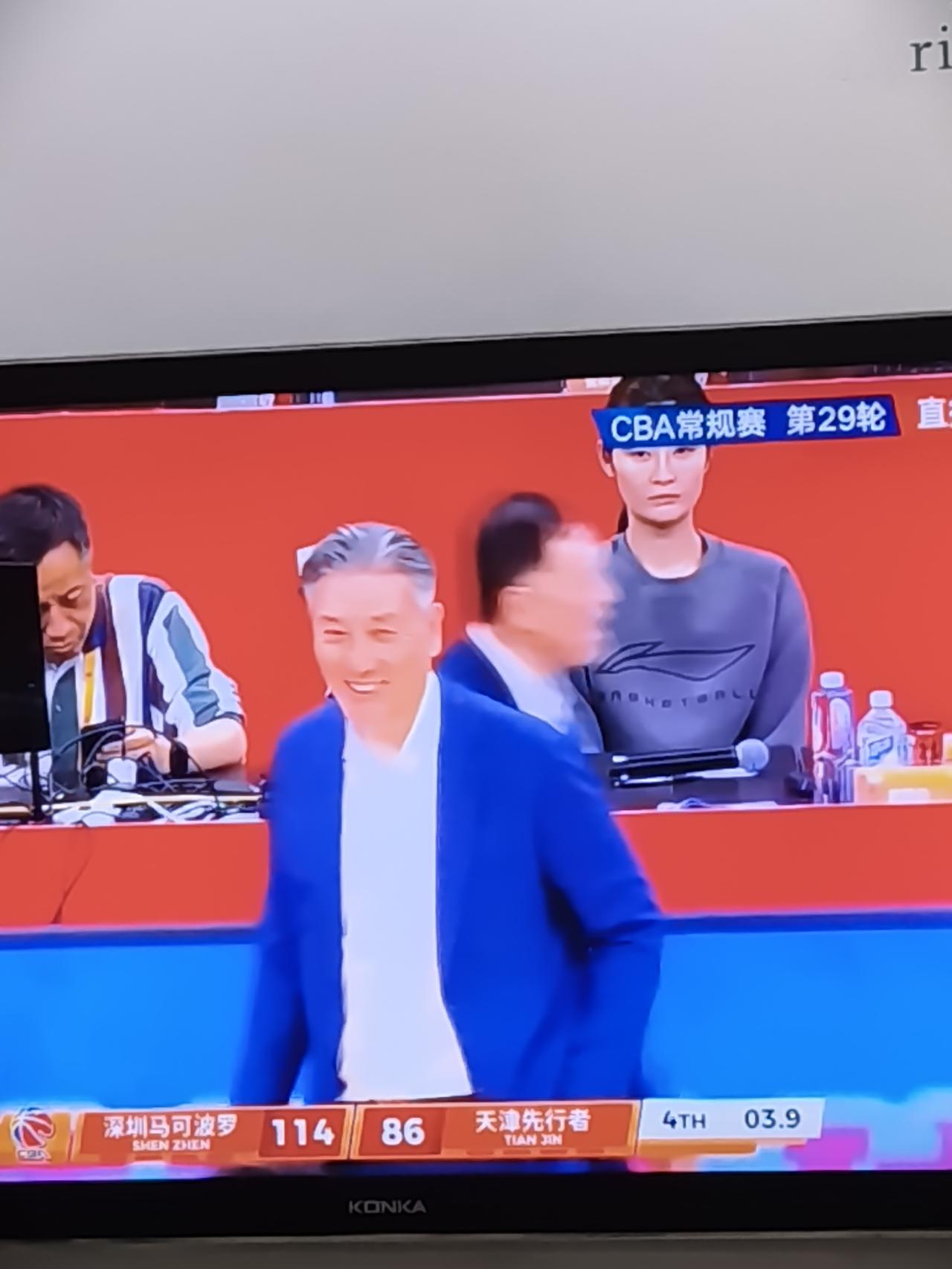 赛后，老帅郑永刚春风满面和老帅张德贵握手，张德贵虽然是表情正常但是能看出一些尴尬