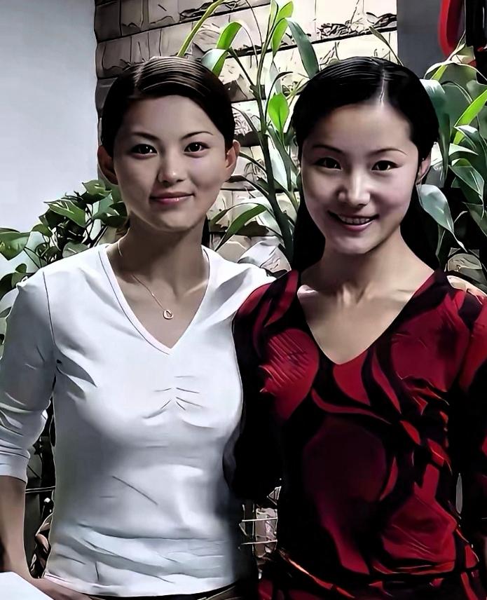 宝子们，瞅瞅这张旧照！李湘站在旁边，一头乌黑秀发，脸上满满的胶原蛋白， 那颜值真