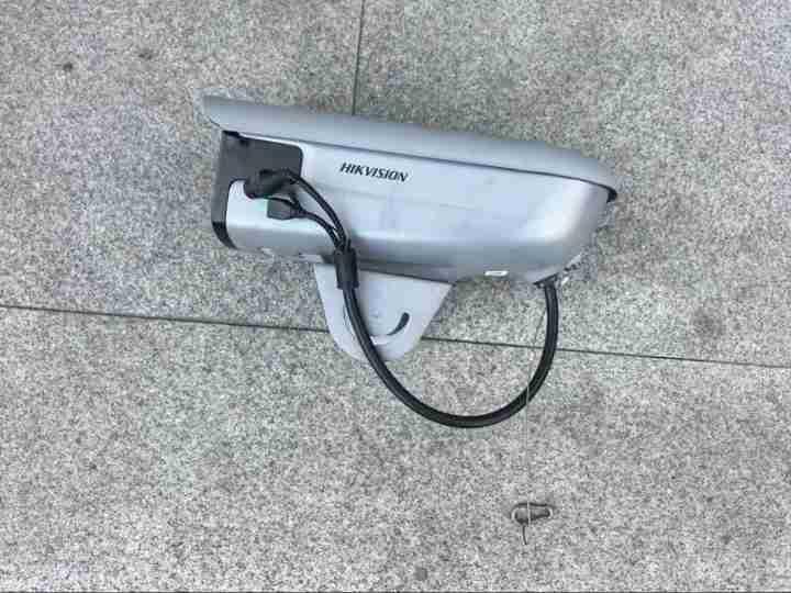 这贼胆也太肥了吧？！渣土车司机半夜偷走派出所监控，理由让人哭笑不得！

见过偷钱