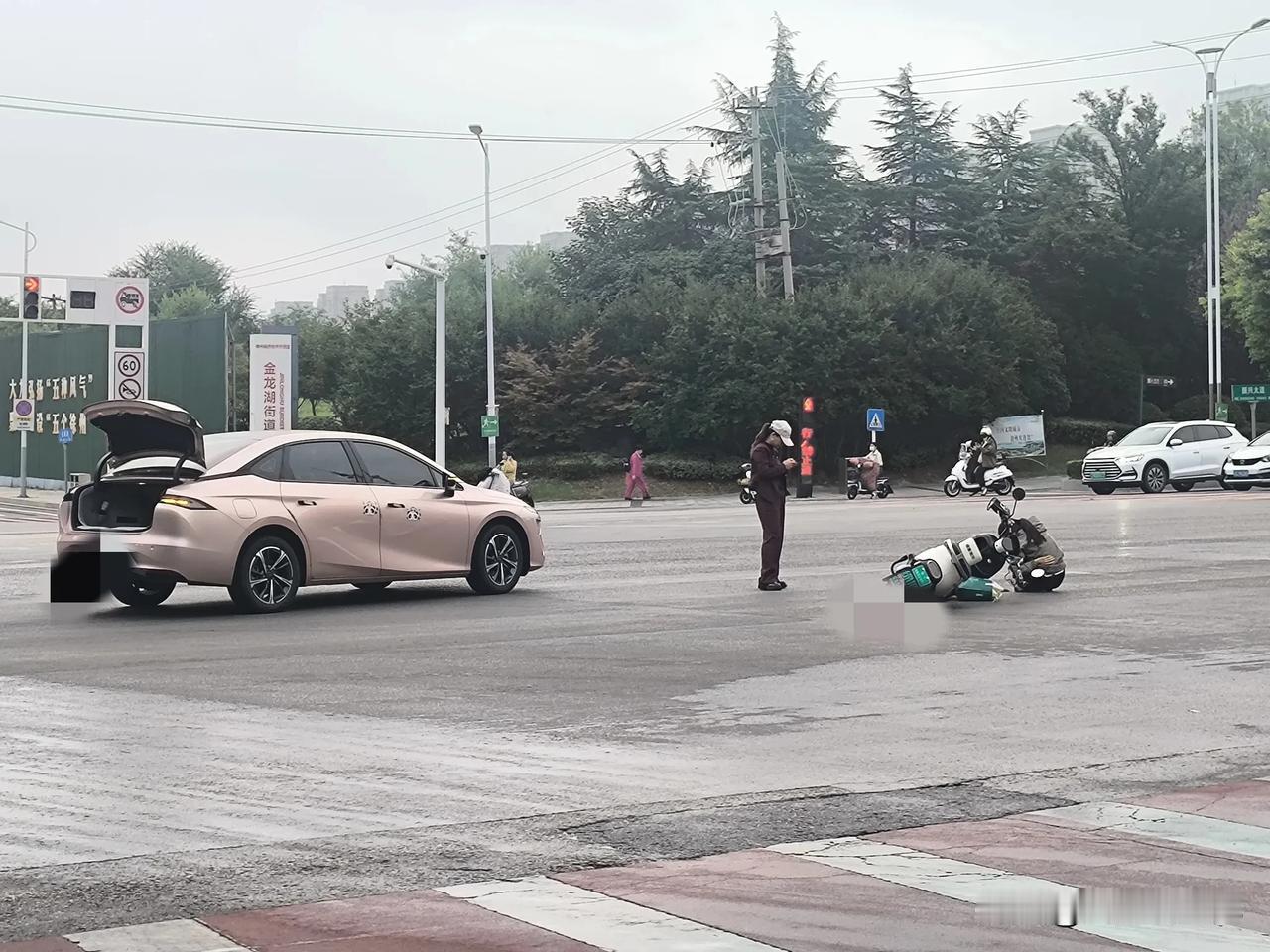 大过节的，遇到这样的糟心事
徐州经开区金龙湖办事处发生一起电动汽车与电动自行车相