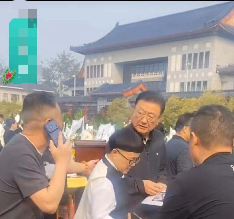 敬一丹大姐告别仪式有很多生前好友同事来送别，有播音主持人王宁夫妇，还有李修平大姐