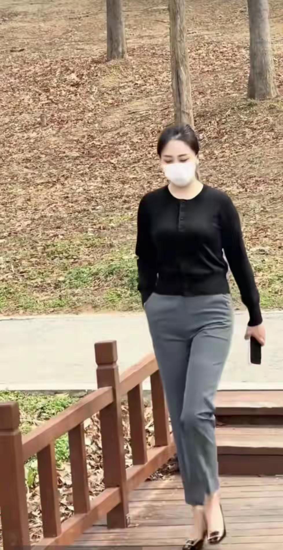 “漂亮”如果只是五官的精致，那李主任显然不止于此。
她的质感来自于分寸感——说话