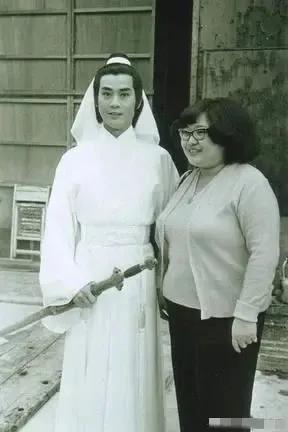 1978年，有一位英俊潇洒玉树临风的男子，吃上了一碗肥肥的软饭……

但是，被大