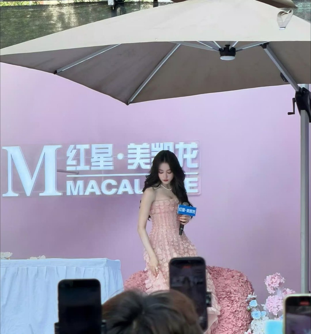 迪丽热巴山顶居家票笑亖，巴粉真多，真有爱，我巴生图的神 