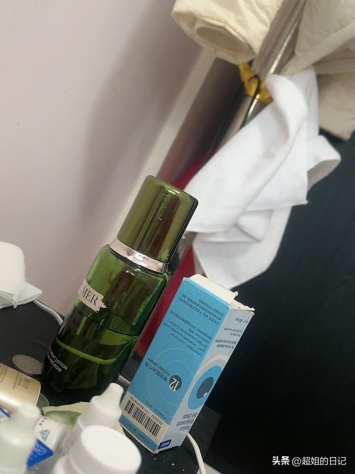 我的个人空间，一瓶水乳，两瓶眼药水，一盒管焦虑症的药物，这就是平常人的一天用品。