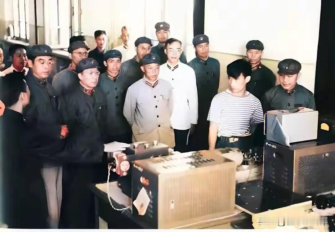 1960年，哈军工学院副院长刘居英少将（左二）等检查教学设备的照片。其于1954