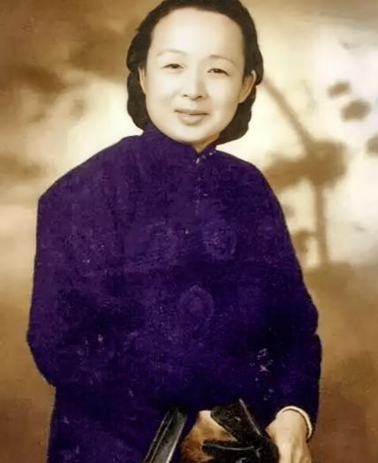 1949年，陈毅听闻抗日名将谢晋元的遗孀带着四个孩子流落街头，于心不忍，连忙指示