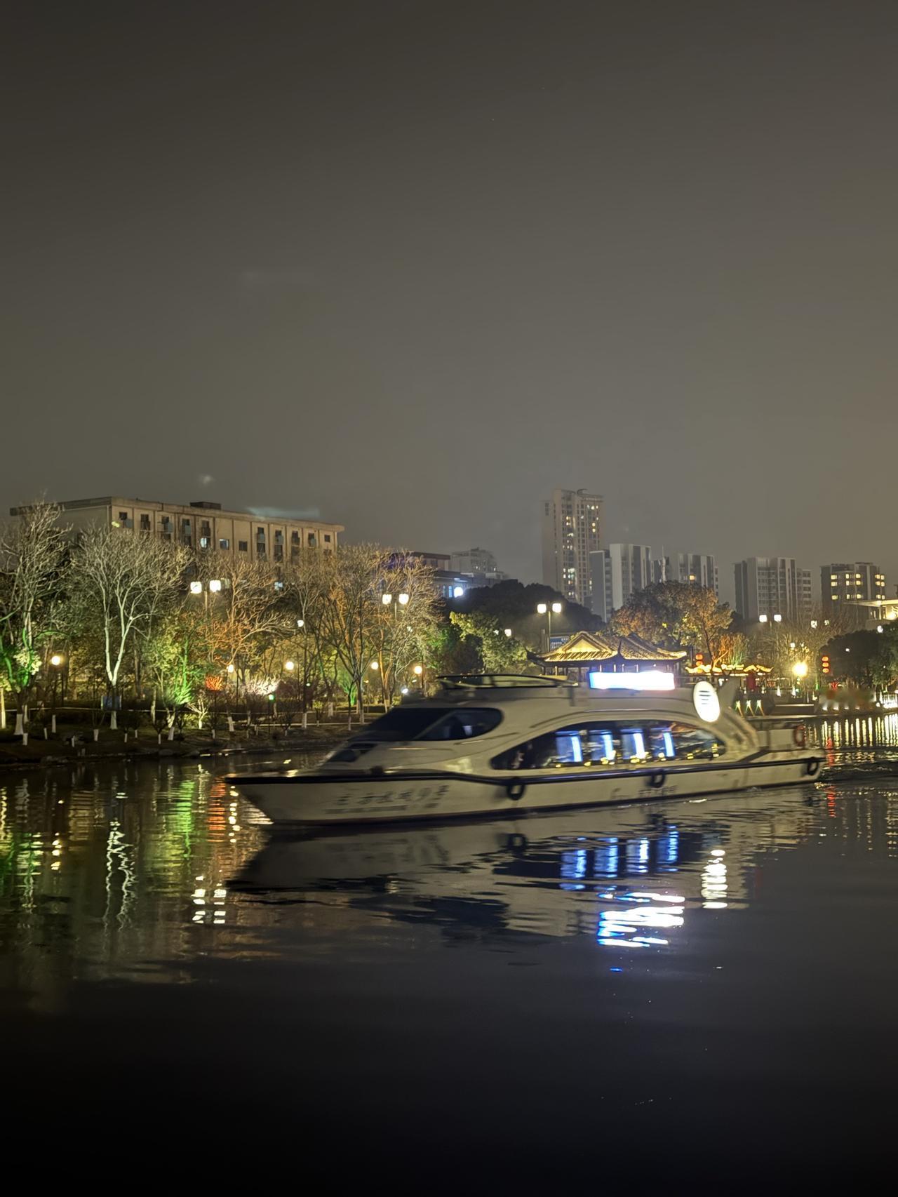 分享一张夜晚的随手照片苏州的护城河边，有环城的步行道，有看不完的风景