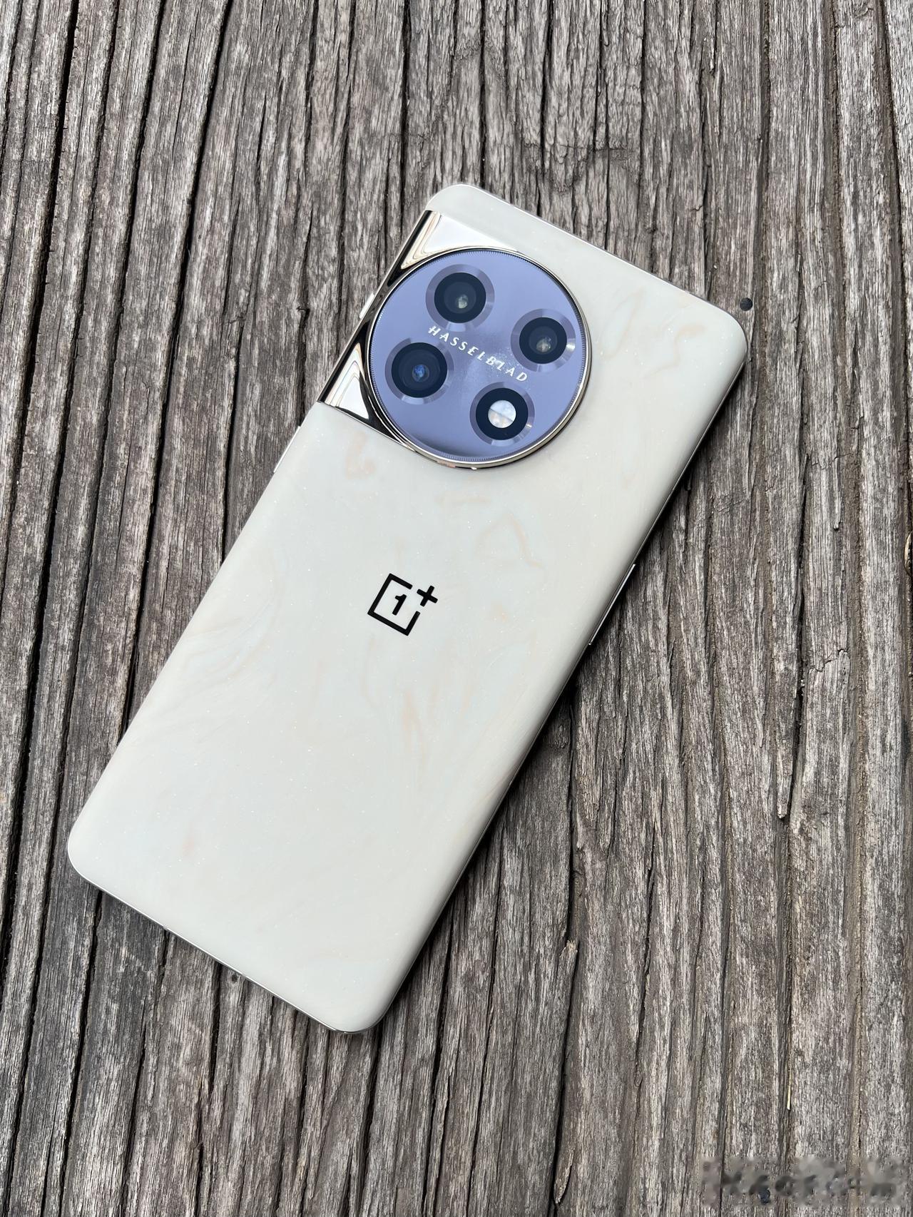 体验这款一加11木星岩限定版好久了，越用越喜欢，手感温润，不粘指纹，背部的纹理独