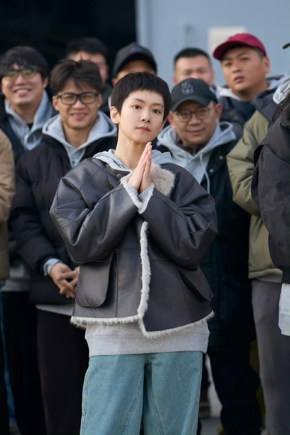 陈昊宇今日开机造型， 为角色突破造型超有勇气  ～  📸 剪了短发也漂亮 